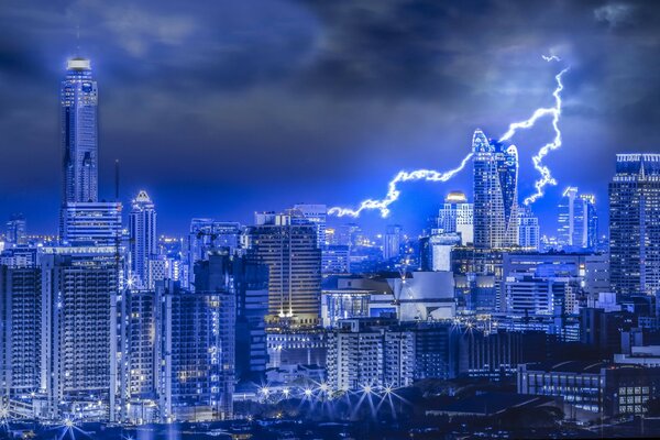 Bangkok por la noche durante las inclemencias del tiempo