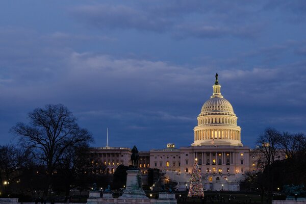 The US White House in the evening