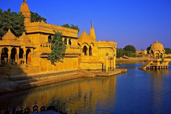 Eine Stadt in Indien am Flussufer