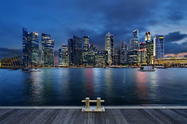 Singapurs Wolkenkratzer an der Küste bei Nacht