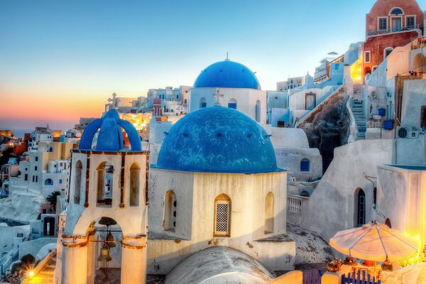 Toits lumineux de Santorin en Grèce