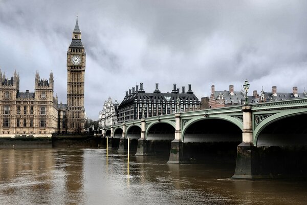 Pont sur la Tamise par temps sombre