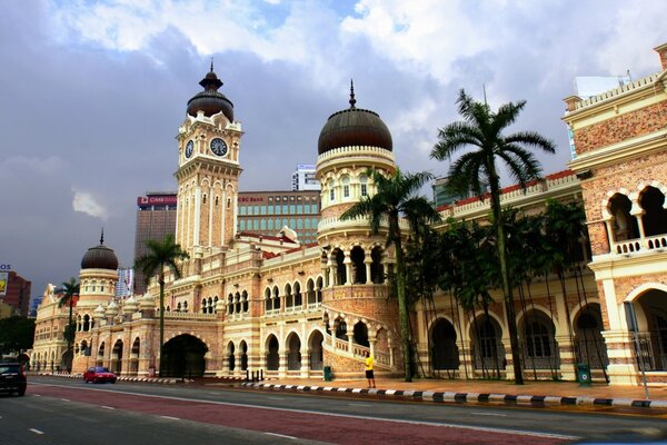 Gebäude entlang einer Straße in einer malaysischen Stadt