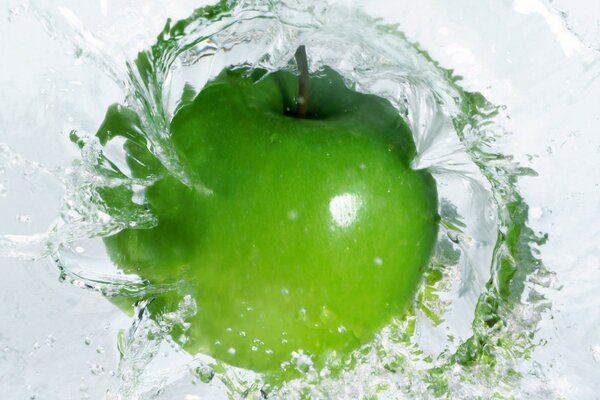 Pomme verte dans l eau