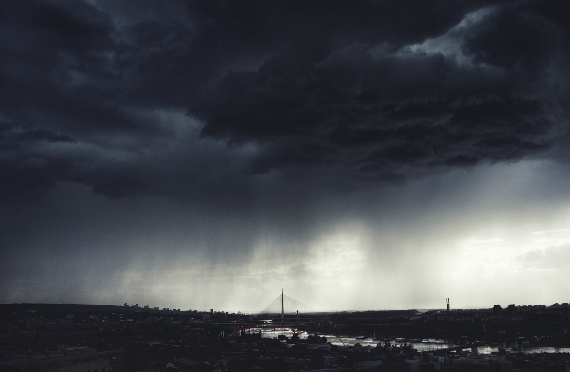 cielo monocromatico nuvola edificio pioggia scuro-