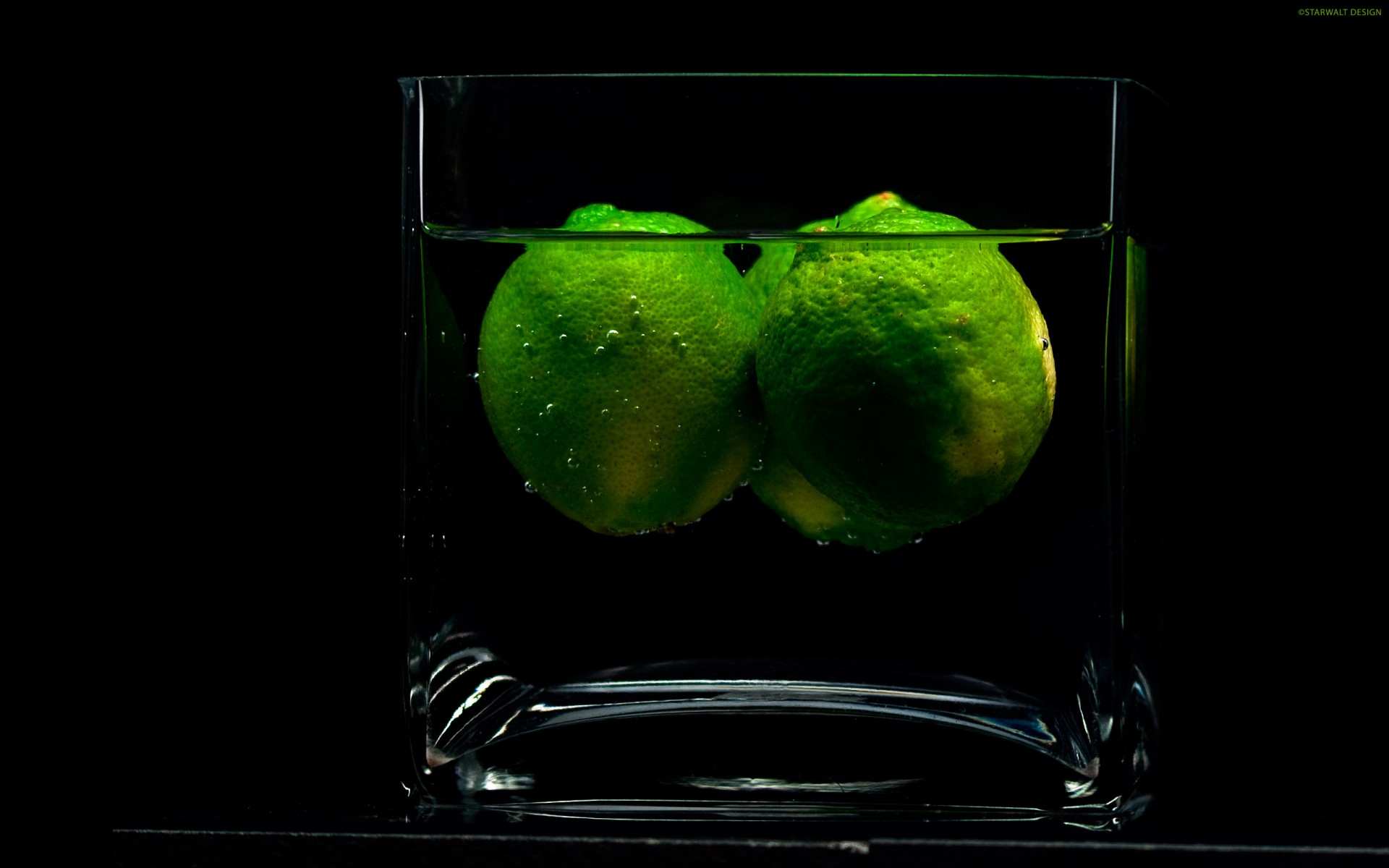 ein glas zwei zwei limetten in einem ich habe einen snack getrunken