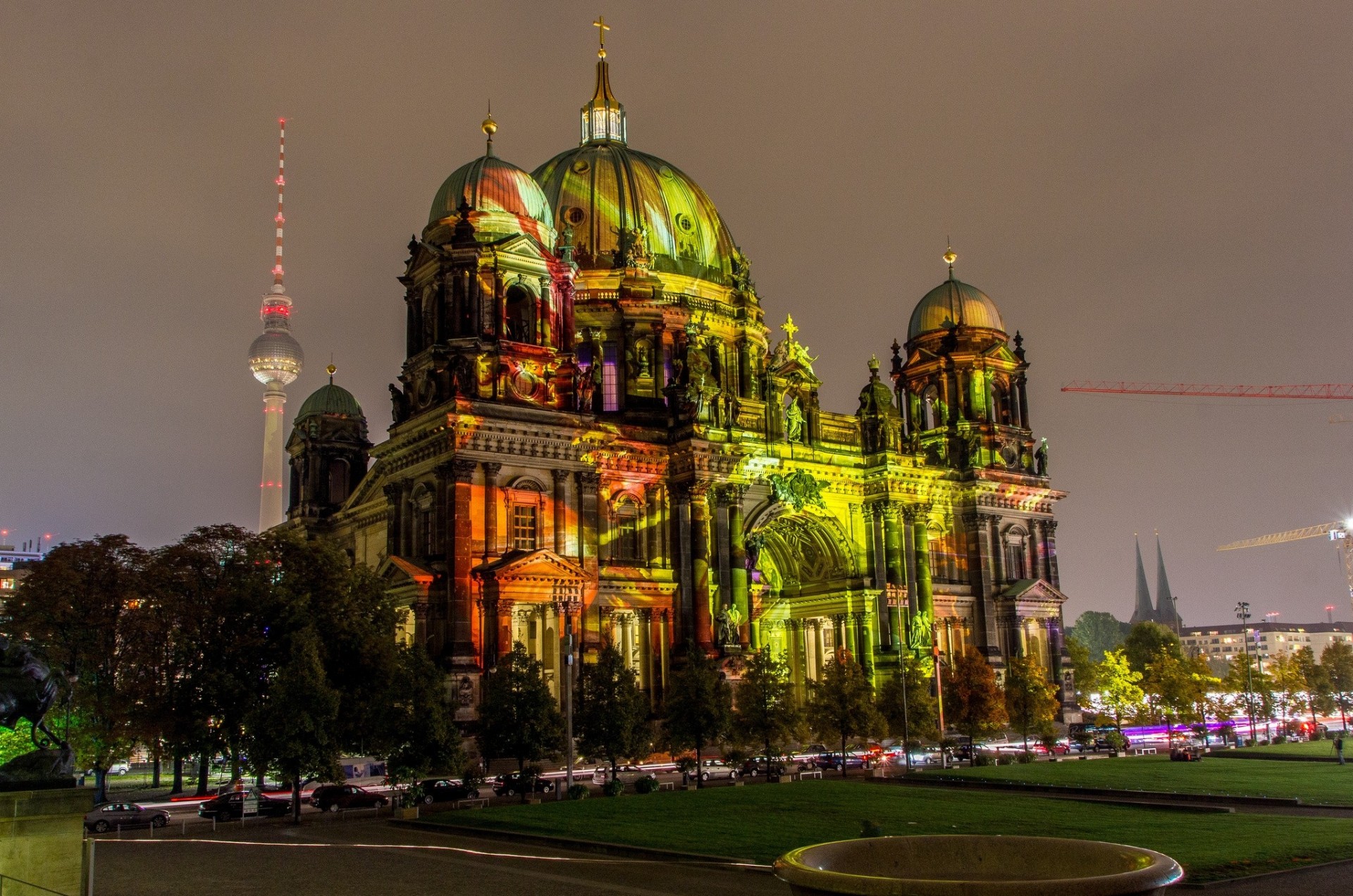 światła kościół katedra noc 2013 berlin wieża berliner dom katedra w berlinie niemcy remont