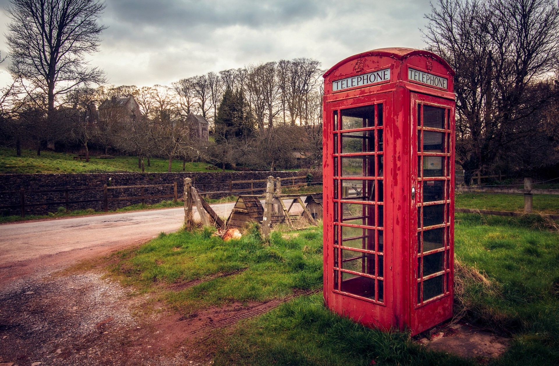 rot england bäume gras straße telefonzelle