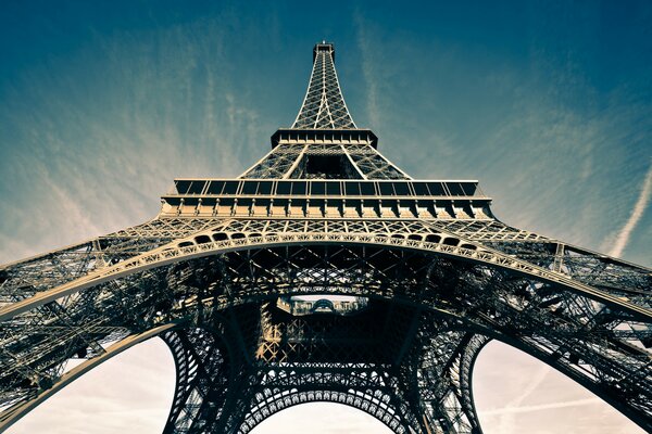 Blick von unten auf den Eiffelturm