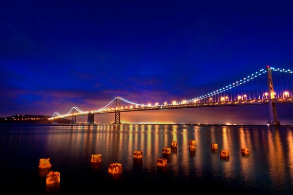 Un lungo ponte in luci brillanti