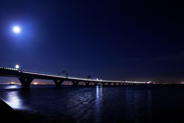 Puente de la ciudad a la luz de la Luna