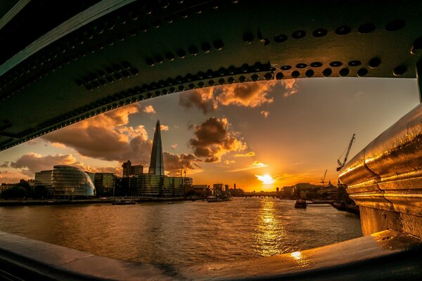 Sonnenuntergang Himmel unter der Brücke von England