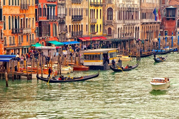 Turistas en Venecia en gandola