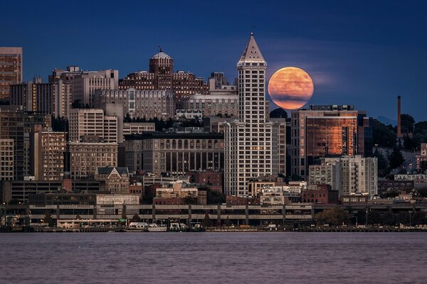 Luna de fuego en el fondo del paisaje urbano