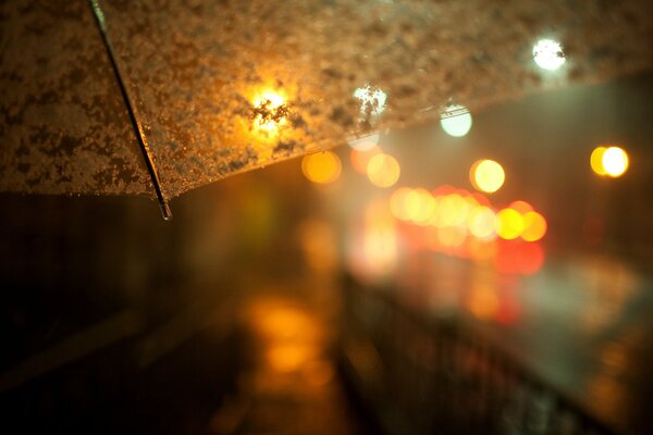 Feuchtes Wetter auf den Straßen der Stadt