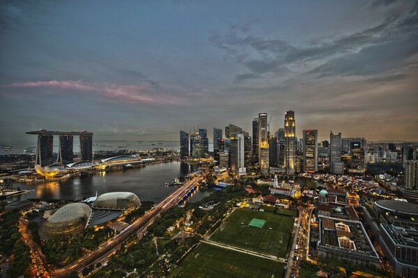 Piękny widok na wieczorny Singapur