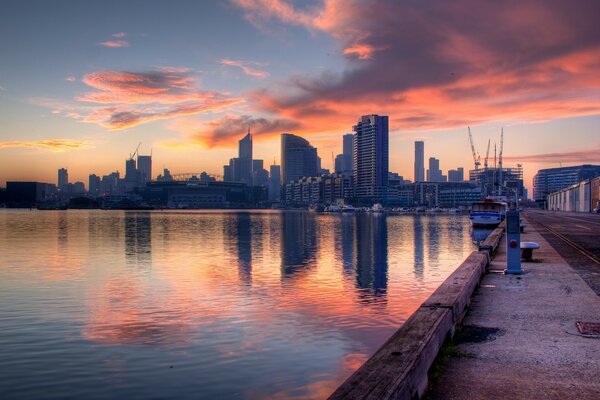 Puesta de sol en la ciudad australiana de Melbourne