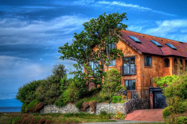 Photo d une maison de campagne près d un grand arbre