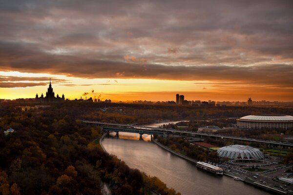 Мост через реку в городе Москва