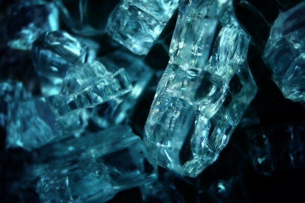 Éclats de cristal de glace sombre