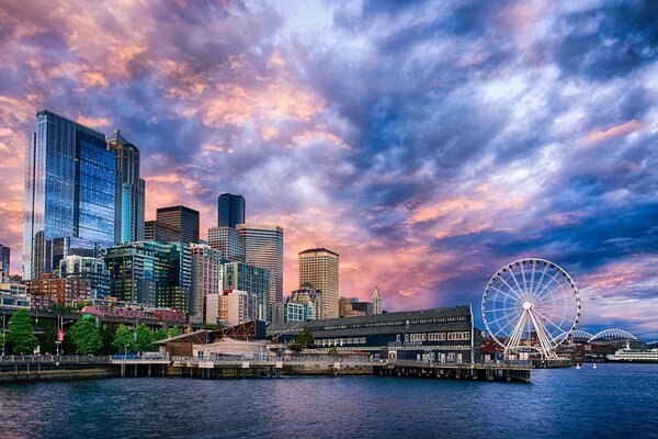 Putain de roue à Seattle au coucher du soleil