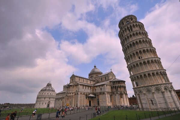 Der italienische schiefe Turm von Pisa steht auf einem grünen Feld