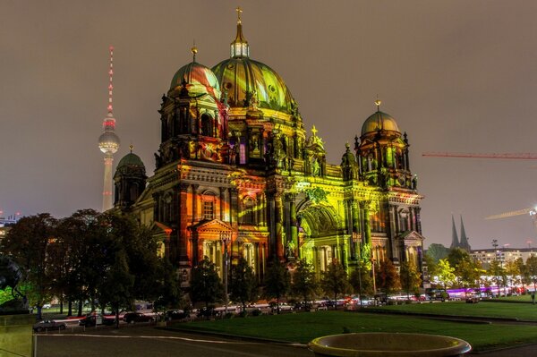 Berliner Dom bei Nacht