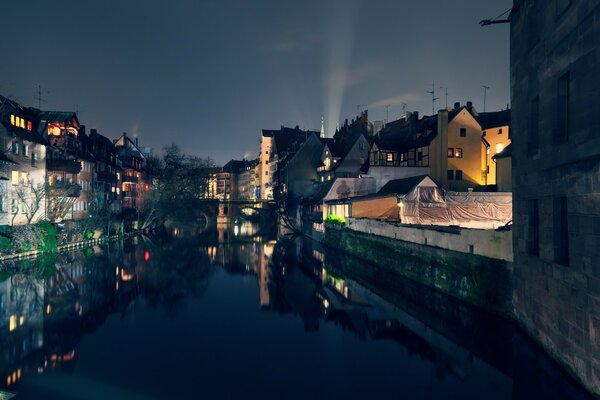 Nacht schöne Stadt am Fluss