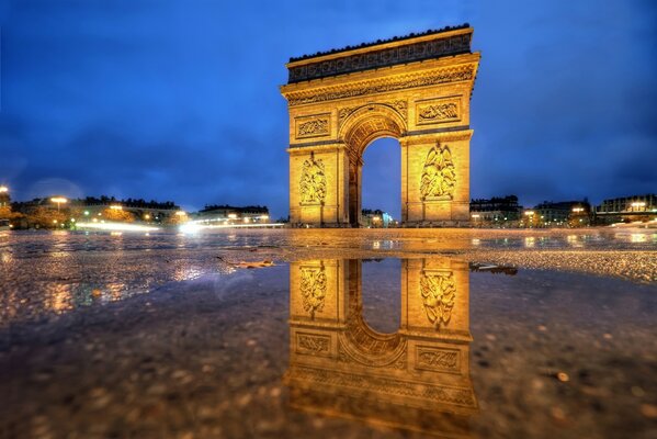 Arco di Trionfo sull acqua a Parigi