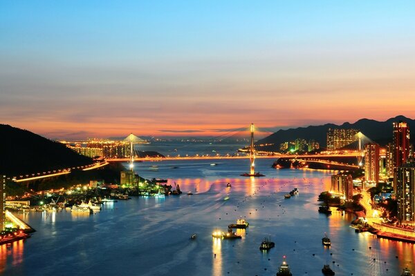 Détroit de mer et les lumières sur le pont