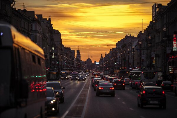 Hermosa puesta de sol en San Petersburgo