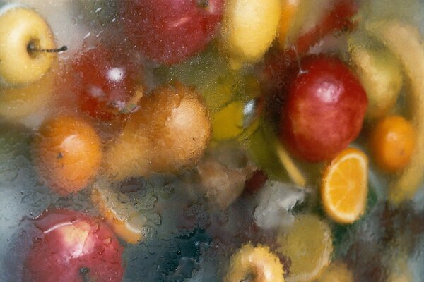 Reife Früchte im Wasser