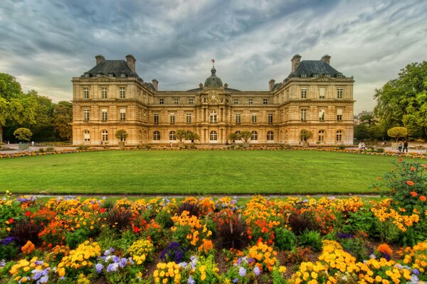 The perfect lawn in front of the castle