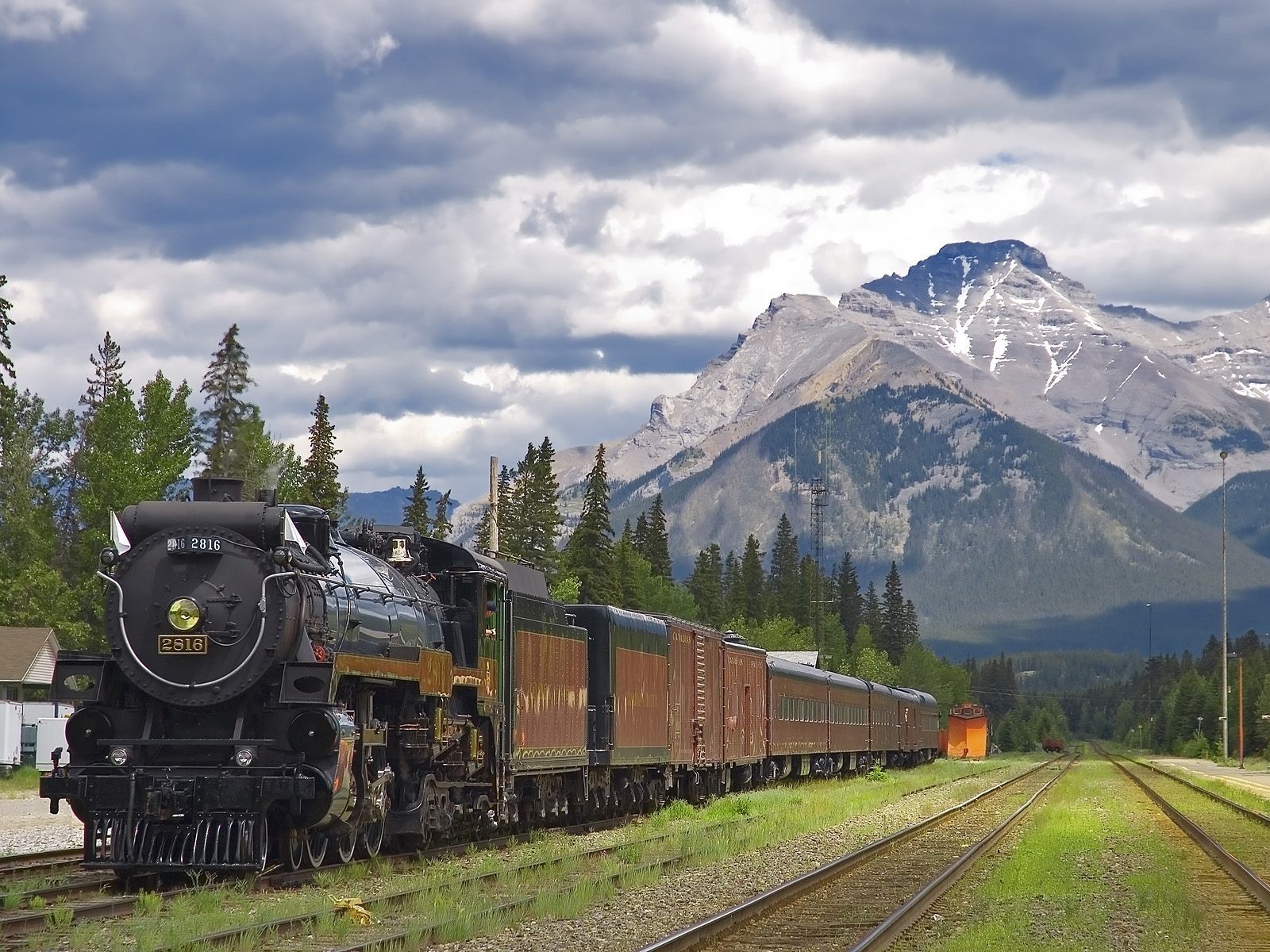 locomotiva a vapore stazione montagna