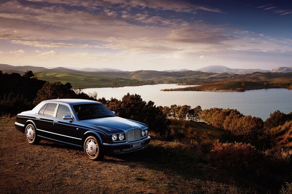 Voiture bentley dans la nature au bord du lac