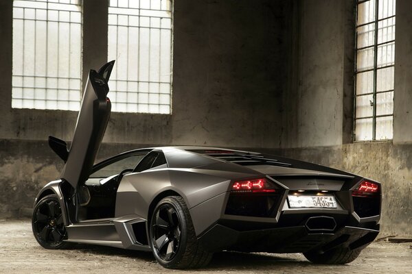 Чёрный автомобиль lamborghini 2008 в помещении