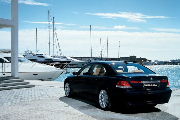 BMW noir sur fond de yacht et un ciel bleu clair