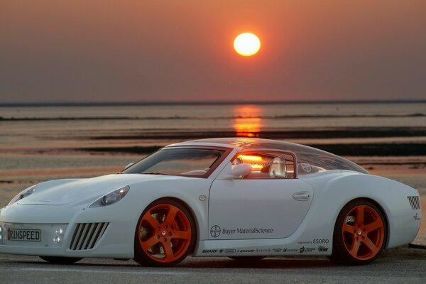 Getuntes Auto fährt in den Sonnenuntergang