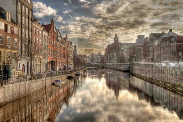 El reflejo de las nubes en el agua clara de un río en Holanda