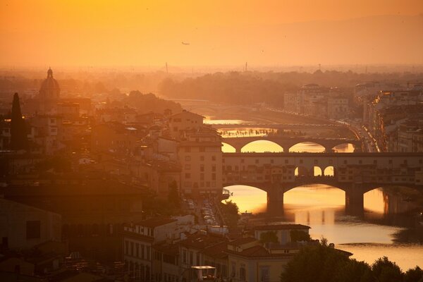 Heller Fluss unter Brücken bei Sonnenuntergang des Tages