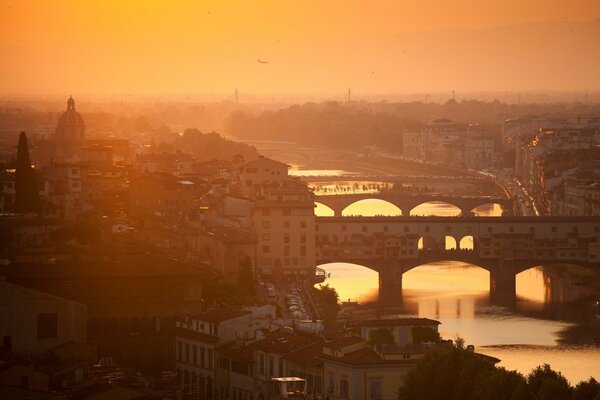 Un río brillante bajo los puentes al atardecer