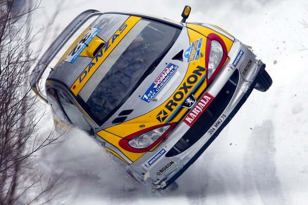 Coche de carreras en la pista cubierta de nieve