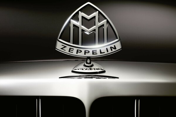 Emblemat Maybach zeppelin w odcieniach szarości