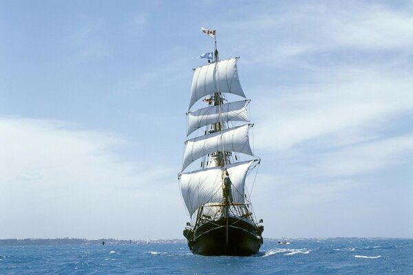 A sailboat in the sea is the prey of Jack Sparrow