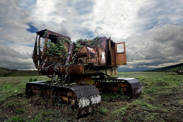 Bulldozer abbandonato arrugginito nella foresta