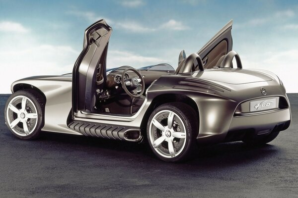 Concept de voiture Mercedes avec portes ouvertes