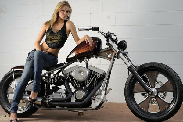 Rubia sentada en un mate harley davidson