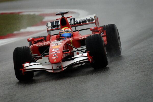 Voiture de piste rapide de couleur rouge