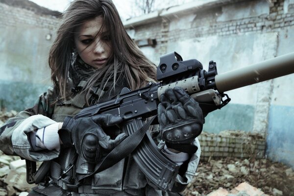 Hermosa chica de pelo largo con armas