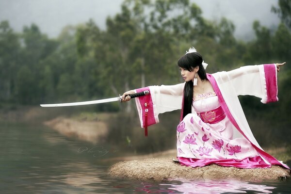 Fille japonaise au bord du lac avec katana